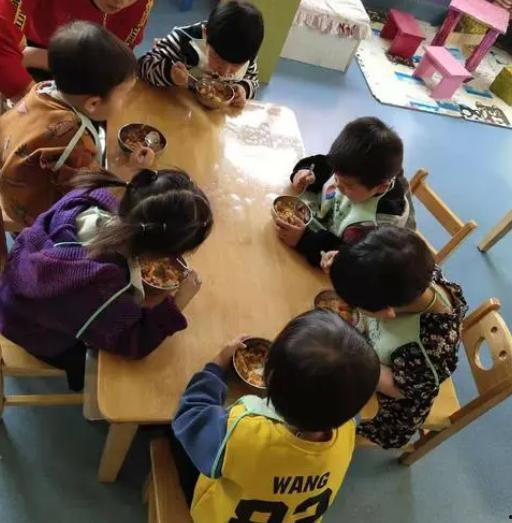 幼儿园吃饭爆料视频,温馨瞬间与成长点滴